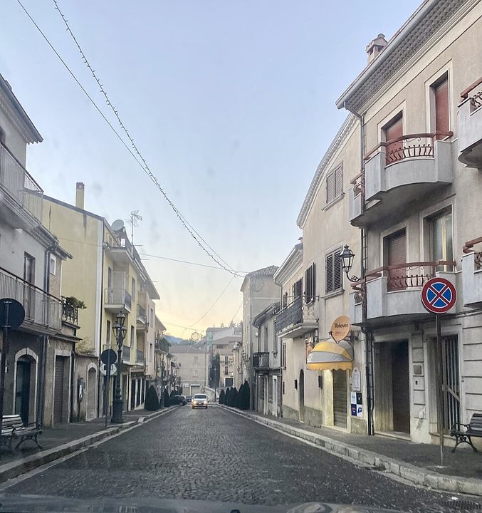 Una via del centro di Bagnoli Irpino con lampioni e balconi