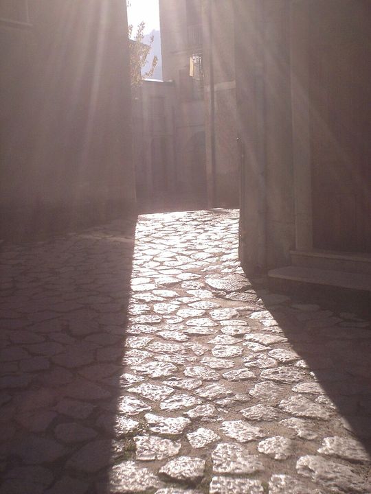 Un vicolo lastricato in pietra nei Casali di Montella